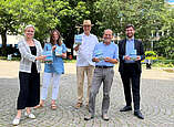 Kathrin Senn, Lorenz Senn Verlag, Jennifer Bulla, Tourist Information der Stadt Friedrichshafen, Dr. Tillmann Stottele, Abteilung Landschaftsplanung und Umwelt im Amt für Stadtplanung und Umwelt, Autor Rainer Barth und Erster Bürgermeister Fabian Müller (v. l. n. r.)