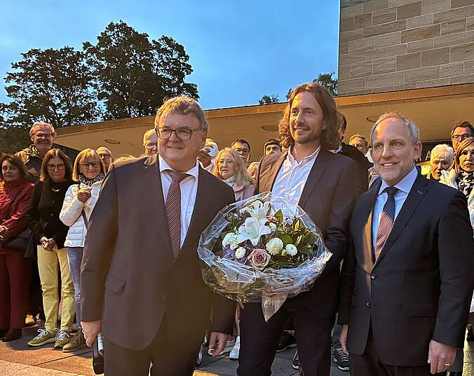 OB Brand gratuliert Simon Blümcke und dessen Ehemann Christian Schilling vor dem Rathaus