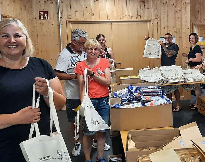 Menschen packen Geschenke in Stofftaschen