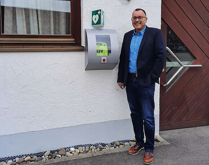 Michael Nachbaur mit Defibrillator