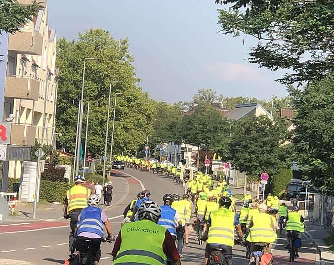 160 Radelnde in gelben Westen von hinten