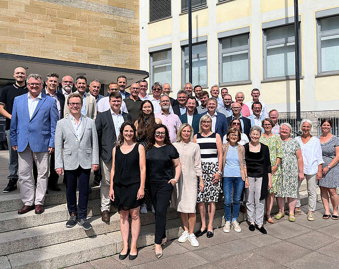 Gruppenbild des neu gewählten Gemeinderats vor dem Rathaus Friedrichshafen