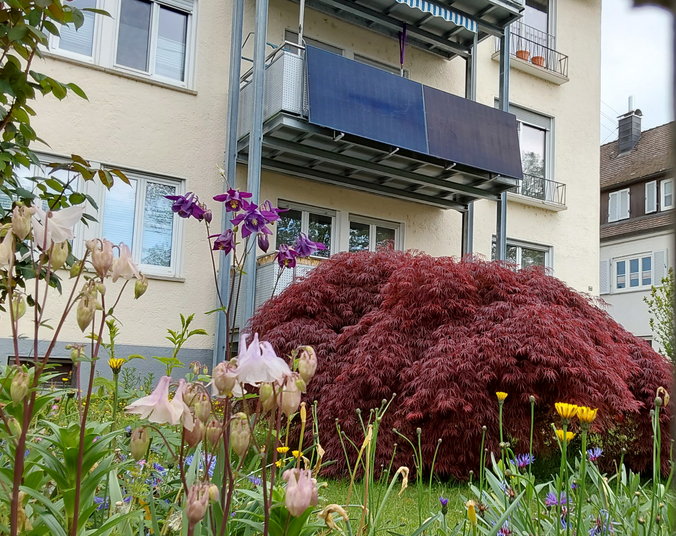 Balkone an Haus mit Balkonrkraftwerk/Sorlarpanel