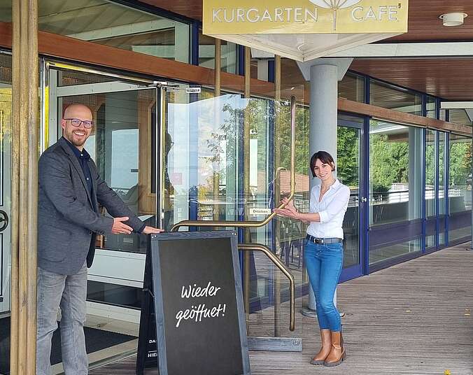 Leiter des GZH mit neuer Pächterin des Kurgarten-Cafés.