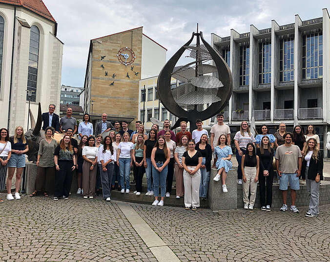 Gruppenbild neue Auszubildende. (Foto: Stadt Friedrichshafen)