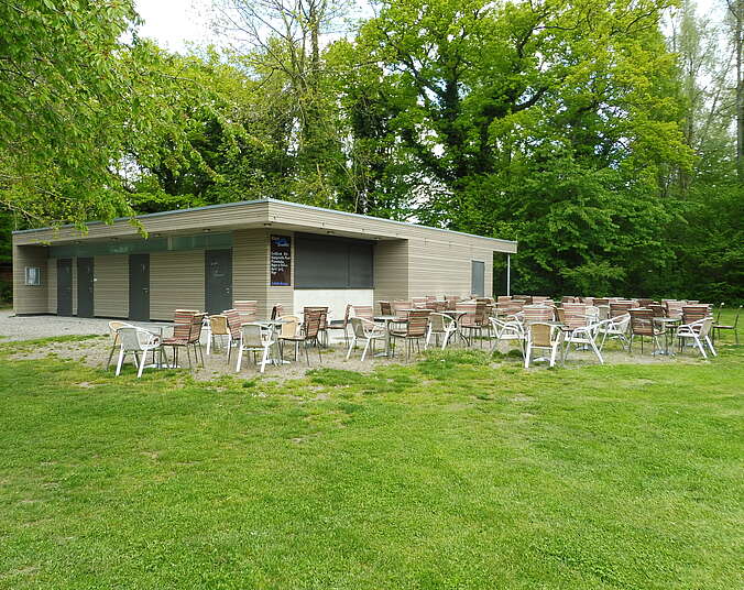 Kiosk auf einer Wiese am See