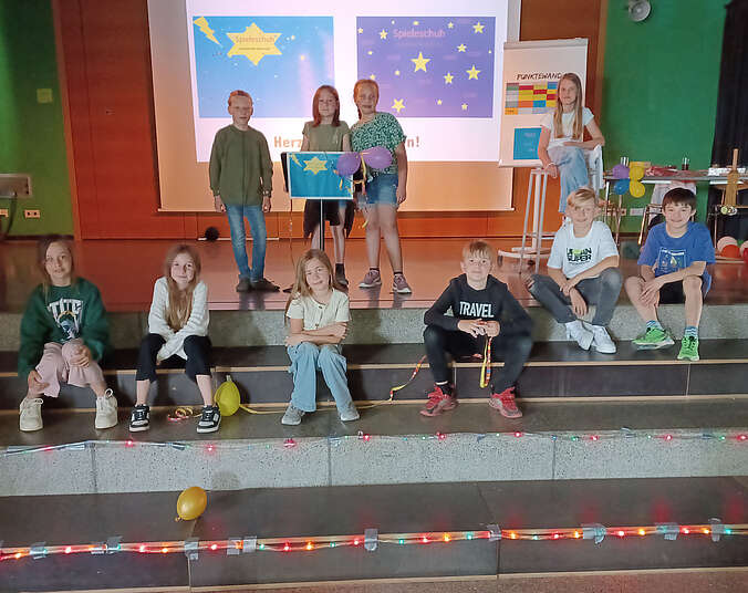 Zehn Schülerinnen und Schüler. Foto: Stadt Friedrichshafen
